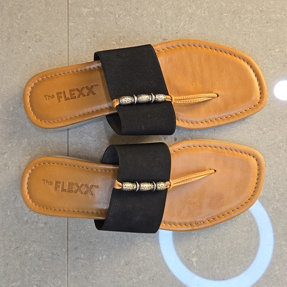 The Flexx black & tan Rain Maker slide thong beaded elastic flip flop, size 8 - Picture 2 of 8